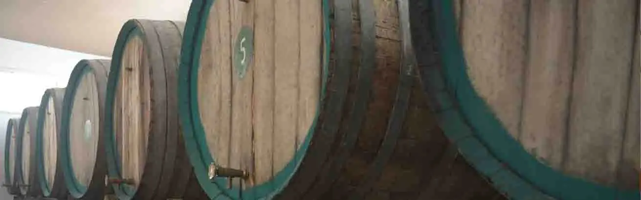 Στο βάθος τα βαρέλια μας