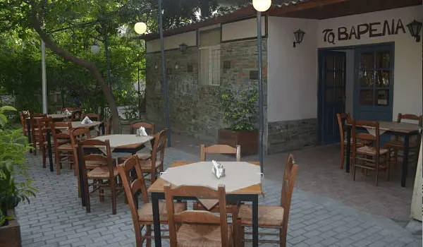 Τραπέζια μπροστά από την είσοδο