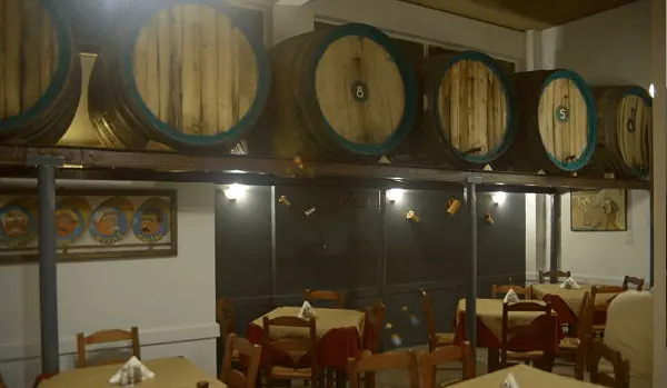 Τραπέζια με θέα τα βαρέλια