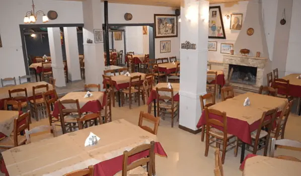 Τραπέζια δίπλα στο τζάκι